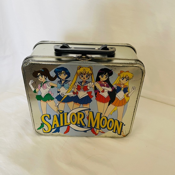 SAILOR MOON Tin Lunch 🗃️ Box. 💗. Will consider ALL offers. - Picture 4 of 10